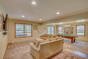 Smart TV, fireplace