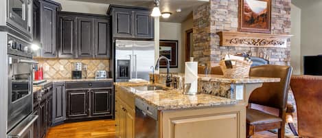 Refrigerador, microondas, horno, placa de cocina