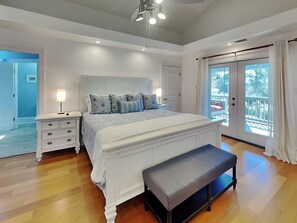 5 bedrooms, iron/ironing board, internet, bed sheets