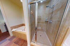 Badewanne, Haartrockner, Handtücher