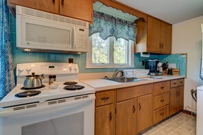 Kjøleskap, mikrobølgeovn, ovn og kokeplater