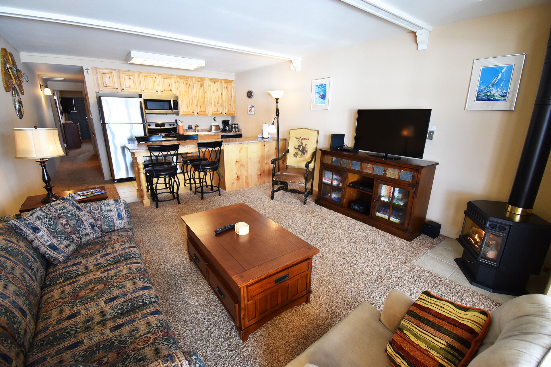 On Lake- Views, Elevator, Hot Tub. Walk to Concerts, Marina, Parks, Dining