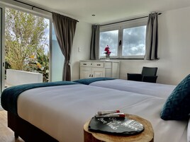 House, 3 Bedrooms | Minibar, blackout drapes, free WiFi, bed sheets