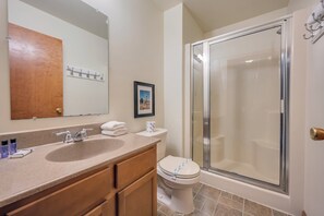 Combined shower/bathtub, towels