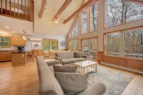 "Acorn" Near Skiing, Lake/ Beach, Fire Pit, Hot Tub, Grill, Pool Table, Arcade Games, Gas Fireplace