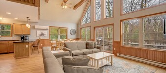 "Acorn" Near Skiing, Lake/ Beach, Fire Pit, Hot Tub, Grill, Pool Table, Arcade Games, Gas Fireplace