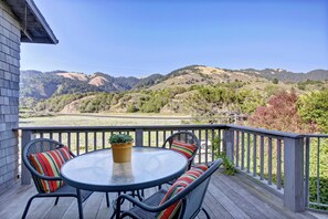 Outdoor dining - Immaculate Beach House with Great Views Of Mt Tam (Stinson Beach)