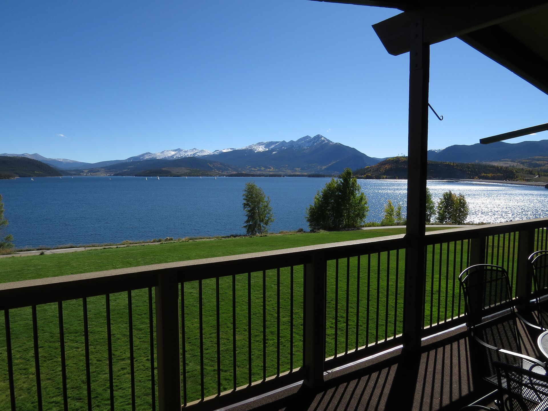 On Lake-Top Floor, Endless Views, Deck! Elevator, Hot Tub. Walk to Concerts