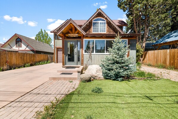 Exterior - Casa Bella - Game Room, Pool Table, Ping Pong, Fenced Yard (Big Bear City)