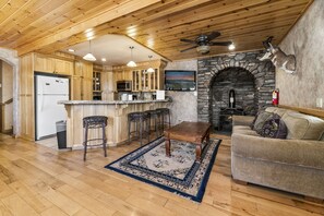 TV, fireplace, DVD player, table tennis - Casa Bella - Game Room, Pool Table, Ping Pong, Fenced Yard (Big Bear City)