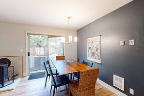 Dining - Charming cottage with new finishes, Wifi & walking distance from strawberry park (Bainbridge Island)