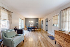 TV, fireplace, books - Charming cottage with new finishes, Wifi & walking distance from strawberry park (Bainbridge Island)