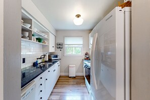 Fridge, microwave, oven, stovetop - Charming cottage with new finishes, Wifi & walking distance from strawberry park (Bainbridge Island)