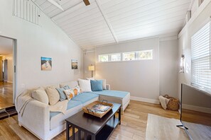 TV, fireplace, books - Charming cottage with new finishes, Wifi & walking distance from strawberry park (Bainbridge Island)