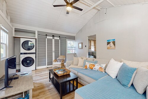 Charming cottage with new finishes, Wifi & walking distance from strawberry park