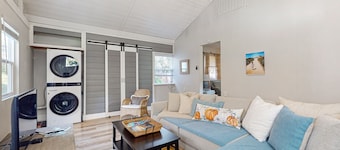 Charming cottage with new finishes, Wifi & walking distance from strawberry park