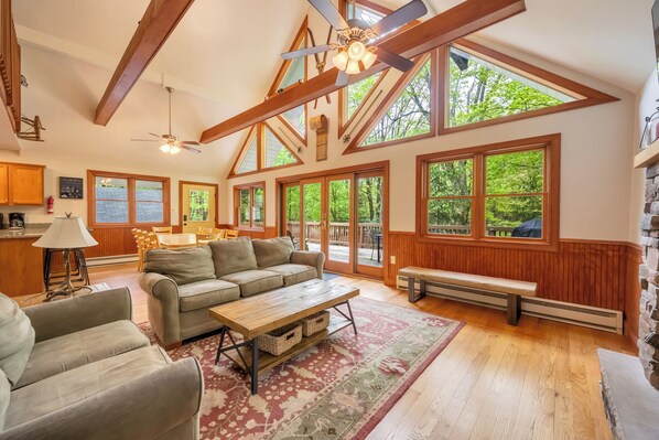 Una Smart TV, una chimenea, videojuegos