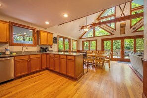 Interior - Arrowhead by PMR, 6 BR Lodge, Sleeps 16, Near Lake & Restaurants, Hot Tub (Lake Harmony)