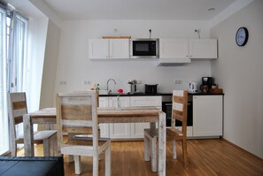 公寓 (2BR) | 私人廚房 | 咖啡機/沖茶器、大型冰箱、微波爐、烤箱