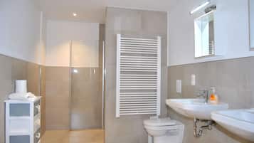 Apartamento exclusivo (2BR) | Banheiro | Chuveiro, secador de cabelo, toalhas de banho, papel higiênico