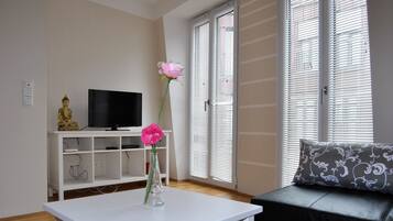 Apartamento (2BR) | Zona de estar | Una televisión