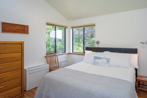 3 makuuhuonetta, tallelokero huoneessa, silitysrauta/-lauta