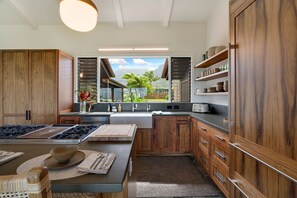 Kylskåp, mikrovågsugn, kaffe- och tebryggare och brödrost