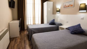 Tweepersoonskamer, 2 eenpersoonsbedden (Exterior) | Een bureau, verduisterende gordijnen, gratis wifi, beddengoed