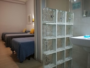 Triple Room | Bathroom | Free toiletries, hair dryer, towels - Hostal Lesseps (Barcelona)