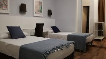 Driepersoonskamer | Badkamer | Gratis toiletartikelen, een haardroger, handdoeken