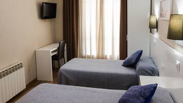 Tweepersoonskamer, 2 eenpersoonsbedden (Exterior) | Een bureau, verduisterende gordijnen, gratis wifi, beddengoed