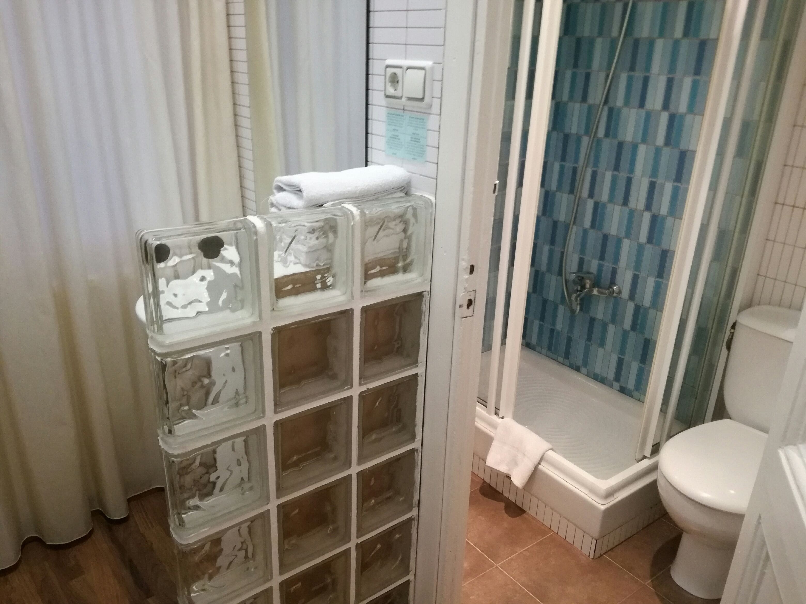 Habitación familiar | Baño | Amenidades de baño gratuitas, secadora de cabello, toallas 