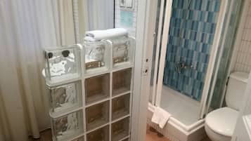 Family Room | Bathroom | Free toiletries, hair dryer, towels