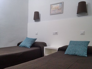 Quarto casal, 2 camas de solteiro (Exterior) | Escrivaninha, cortinas blackout, Wi-Fi de cortesia, roupa de cama