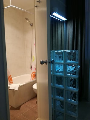 Quarto triplo | Banheiro | Produtos de toalete grátis, secador de cabelo, toalhas de banho