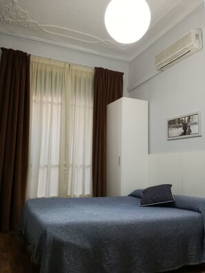 双人房 (Exterior) | 办公桌、遮光窗帘、免费 WiFi、床单