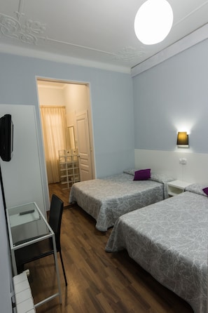 Quarto família | Escrivaninha, cortinas blackout, Wi-Fi de cortesia, roupa de cama