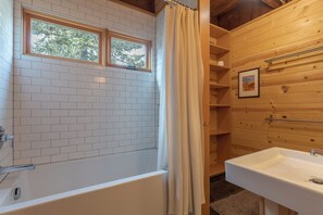 Bañera con ducha, secador de pelo, toallas