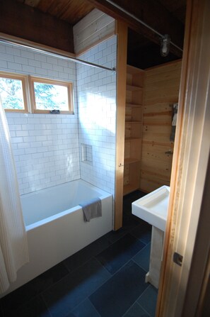 Combined shower/bathtub, hair dryer, towels