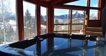 Private Hot Tub, Views, Deck! HOA Pool. Easy Drive to Concerts, Marina