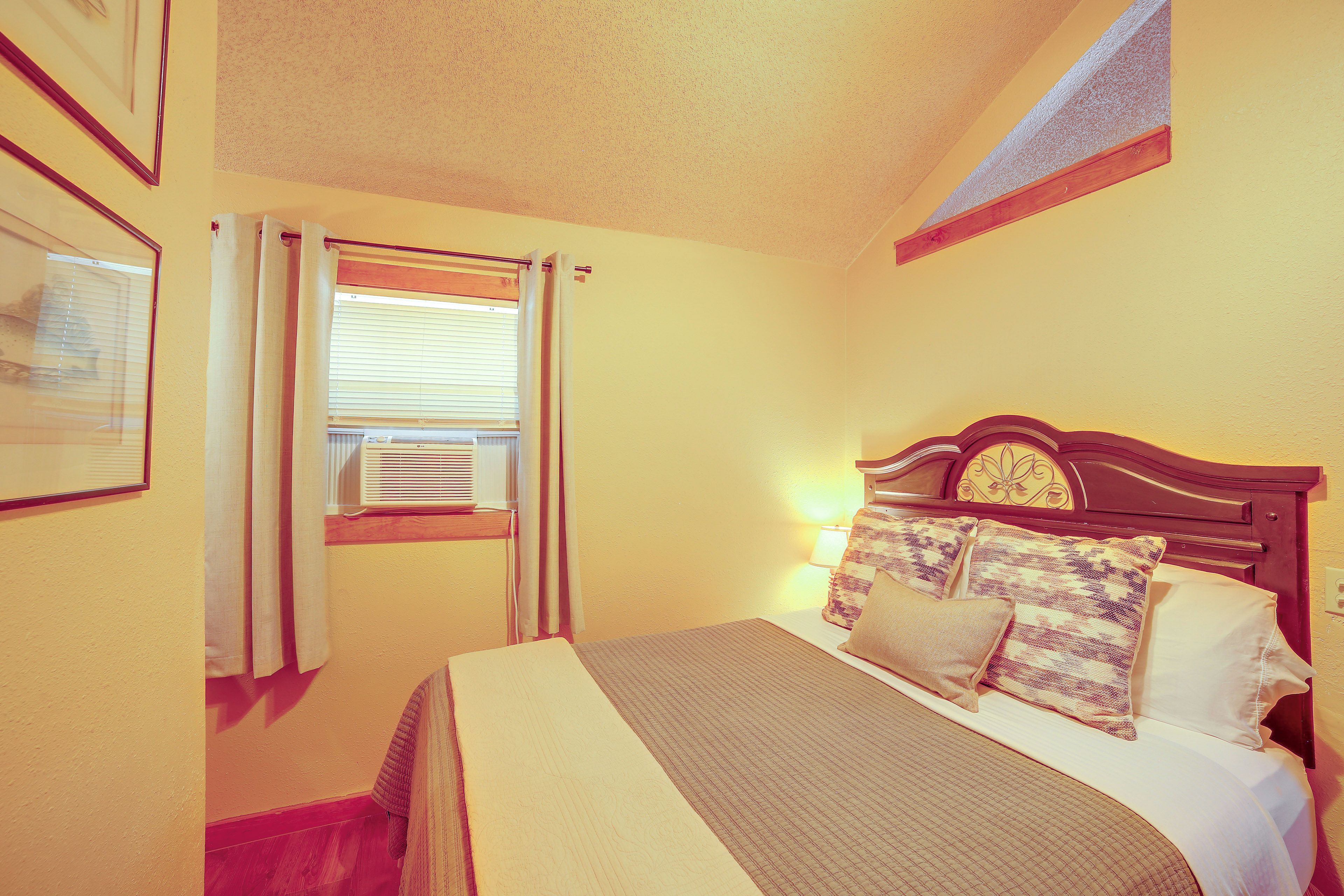 Een kamer met een bed, een raam met zonwering, een wandradiator en een plafond met een structuur.