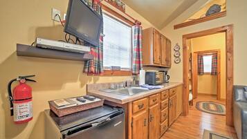 Een koelkast, een magnetron, een koffiezetapparaat/waterkoker