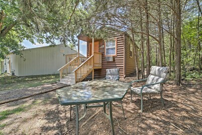 Near Shopping & Museums: Quiet Branson Cabin