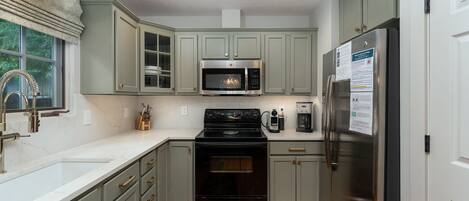 Een koelkast, een microgolfoven, een oven, een kookplaat