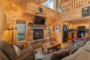 Een smart-tv, een open haard en boeken