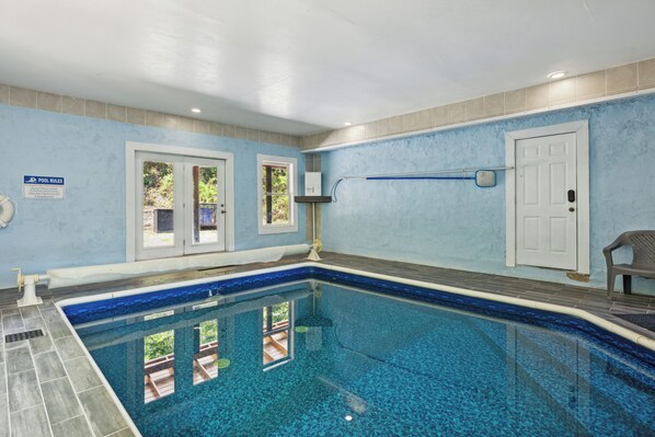 Een binnenzwembad en een verwarmd zwembad