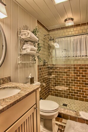 Combined shower/tub, towels