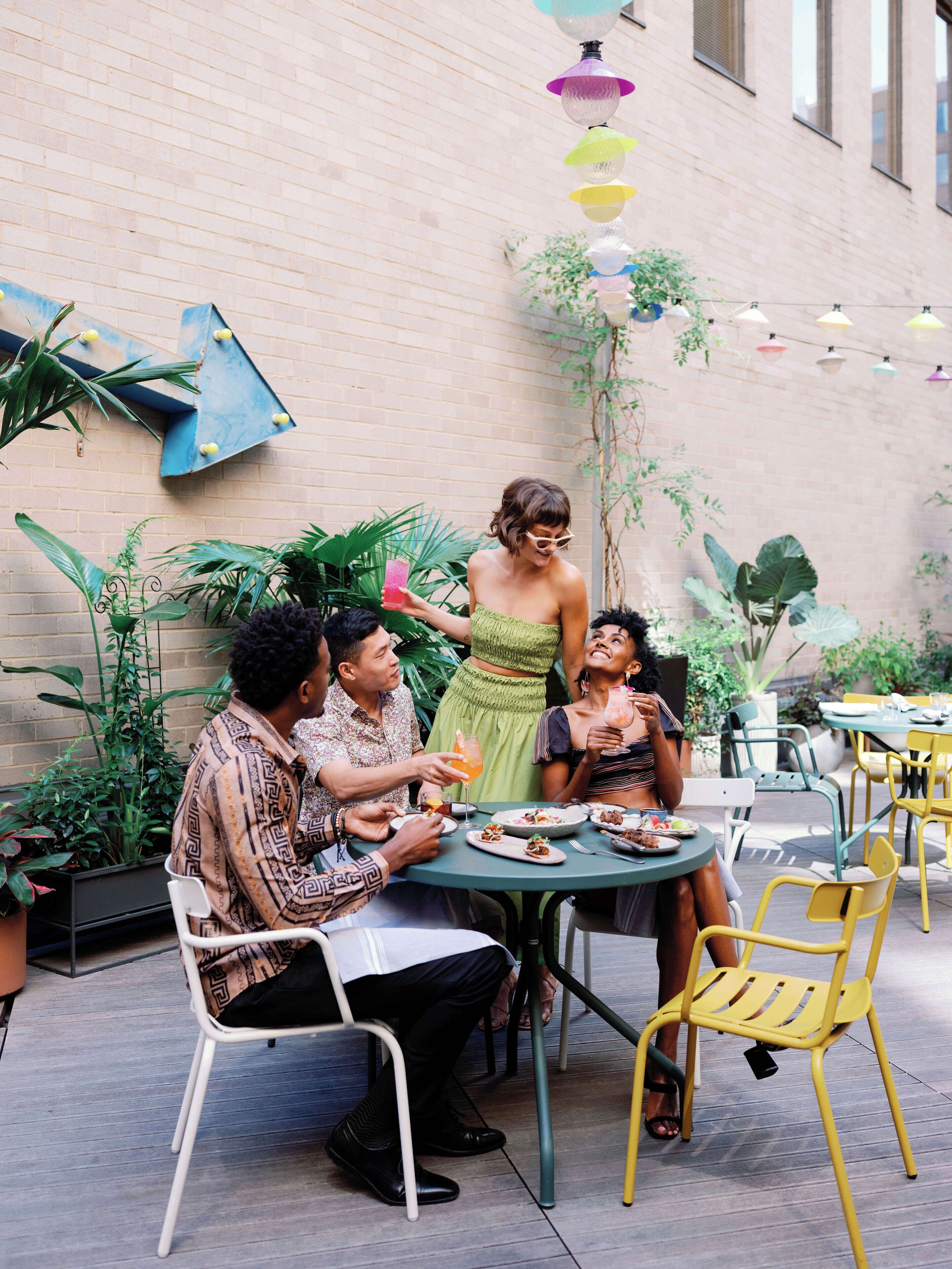 2 ravintolaa, paikallinen ja kansainvälinen keittiö