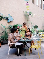 2 restaurants servant le petit déjeuner, le déjeuner et le dîner