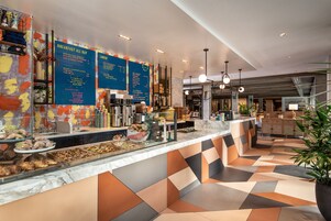 Petit déjeuner servi tous les jours en supplément